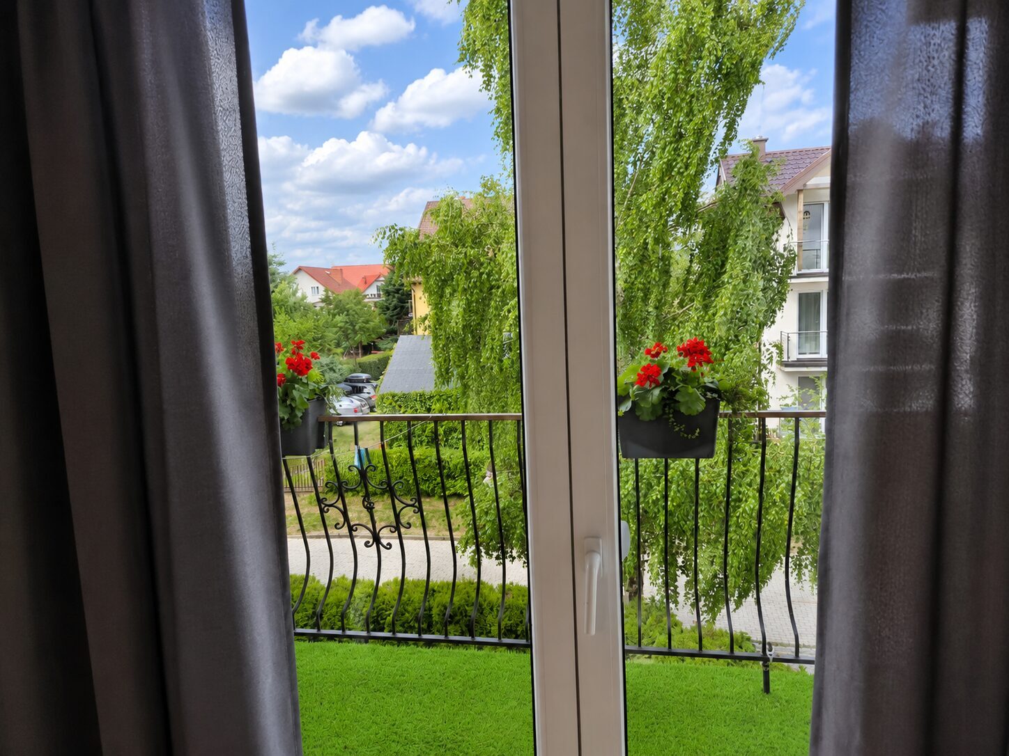 Widok z balkonu na zieloną okolicę
